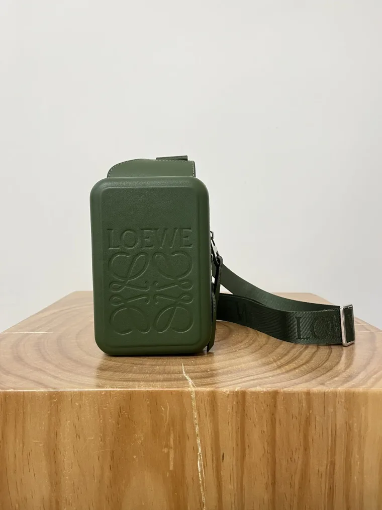 Loewe Зелёная сумка через плечо Molded Sling