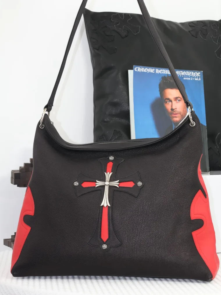 Chrome Hearts Кожаная сумка через плечо с нашивкой Cross и серебряной фурнитурой