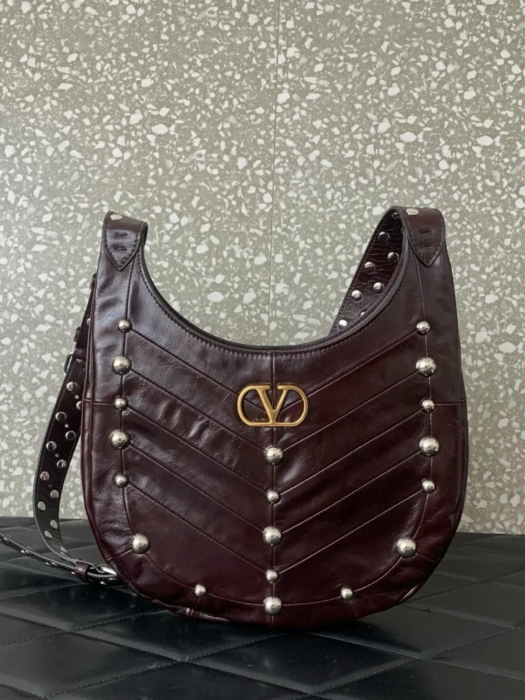 Valentino Бордовая сумка-хобо Hoboho Small с заклёпками и VLogo Signature