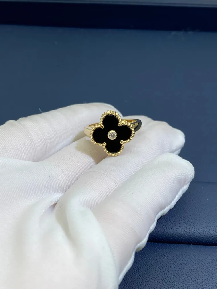 Van Cleef & Arpels Кольцо с чёрным агатом и бриллиантом