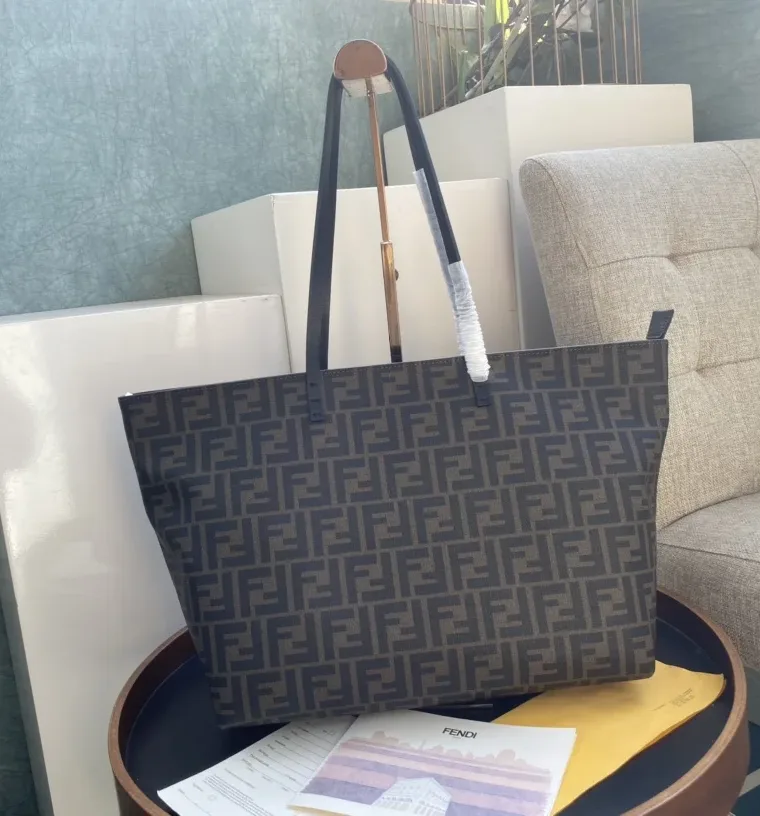Fendi Коричневая сумка-тоут Roll Bag с узором FF