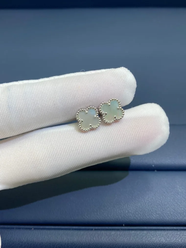 Van Cleef & Arpels Серьги-пусеты Четырёхлистник с перламутром