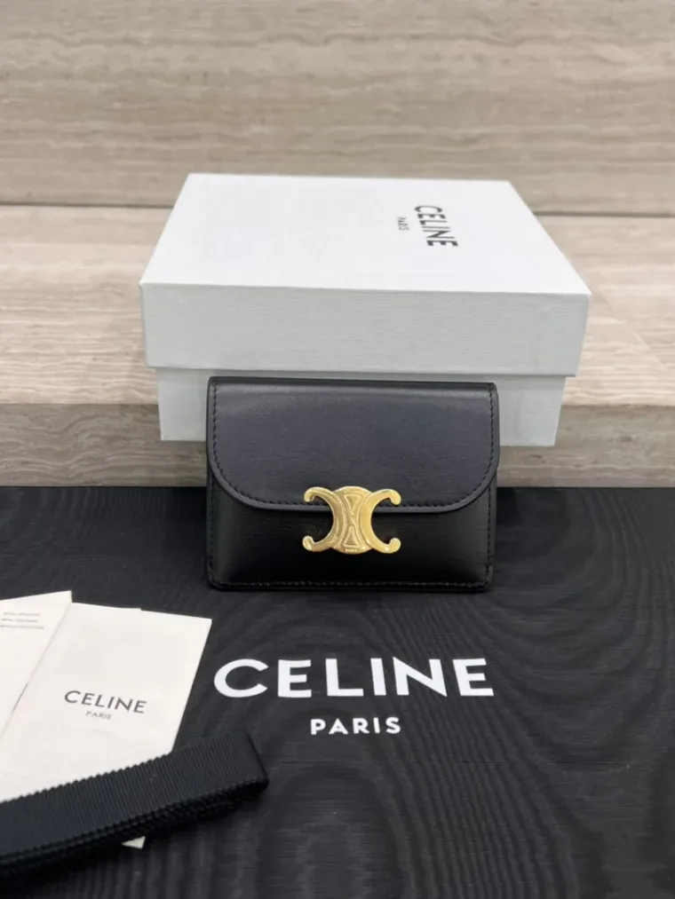 Celine Чёрный кожаный картхолдер Triomphe с золотистой застёжкой