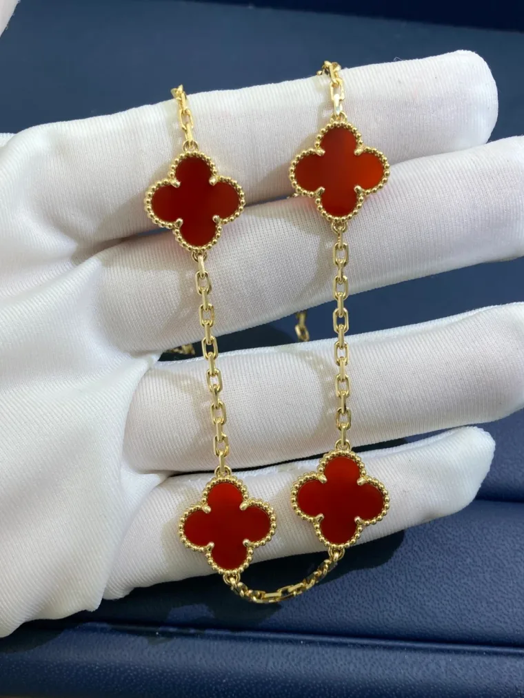 Van Cleef & Arpels Колье с подвесками из жёлтого золота с красным агатом
