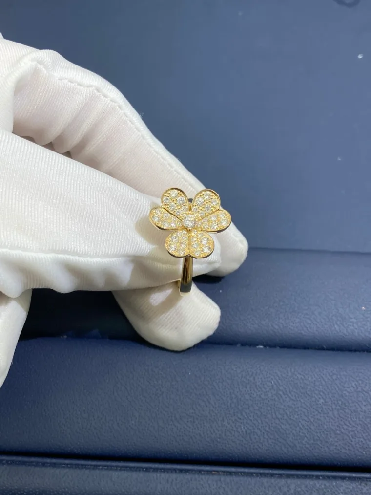 Van Cleef & Arpels Кольцо-цветок с бриллиантами