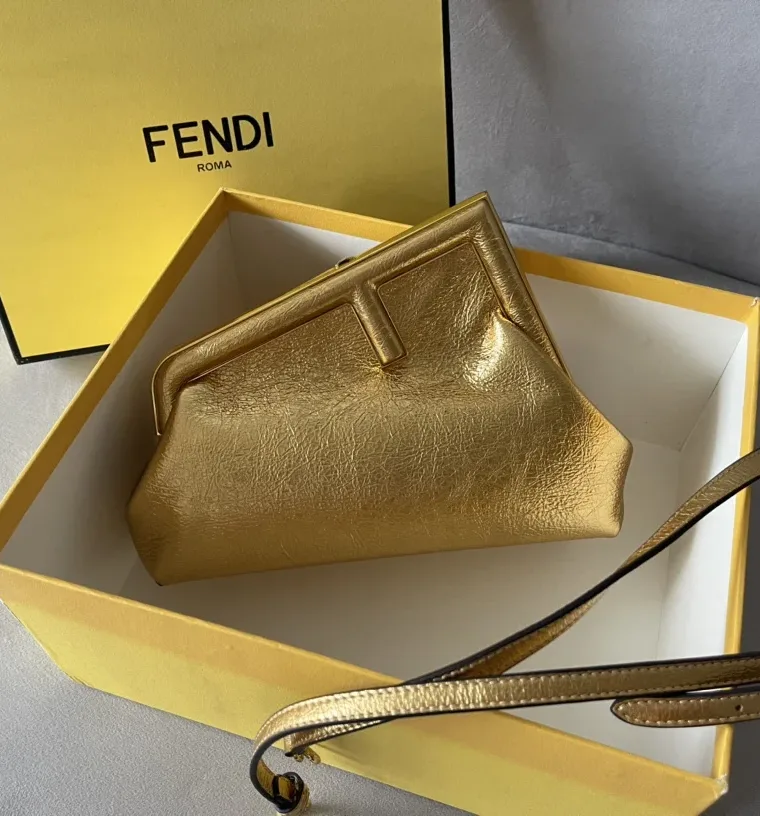 Fendi Золотистая сумка-клатч First с плечевым ремнём