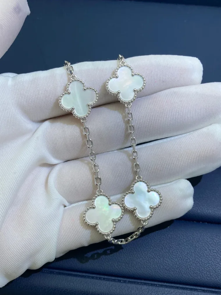 Van Cleef & Arpels Колье с подвеской с четырехлистниками из белого золота