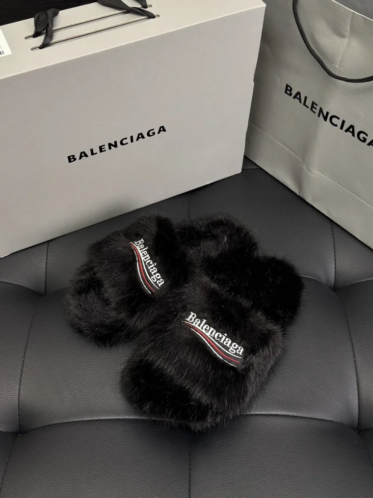 Balenciaga Чёрные меховые шлёпанцы с вышивкой логотипа
