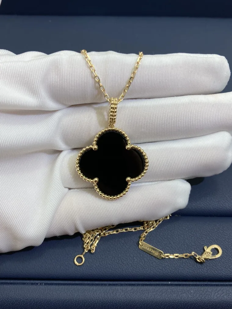 Van Cleef & Arpels Подвеска-четырёхлистник из чёрного оникса в жёлтом золоте
