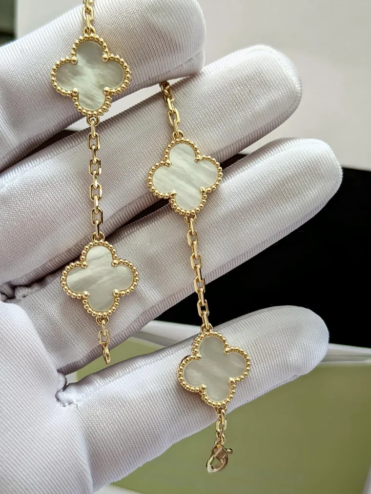 Van Cleef & Arpels Браслет с клевером из жёлтого золота с белым перламутром