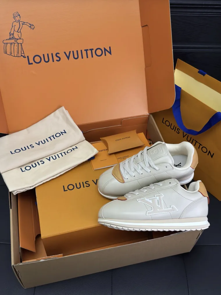 Louis Vuitton Бежевые кожаные кроссовки Buttersoft с крупным логотипом LV