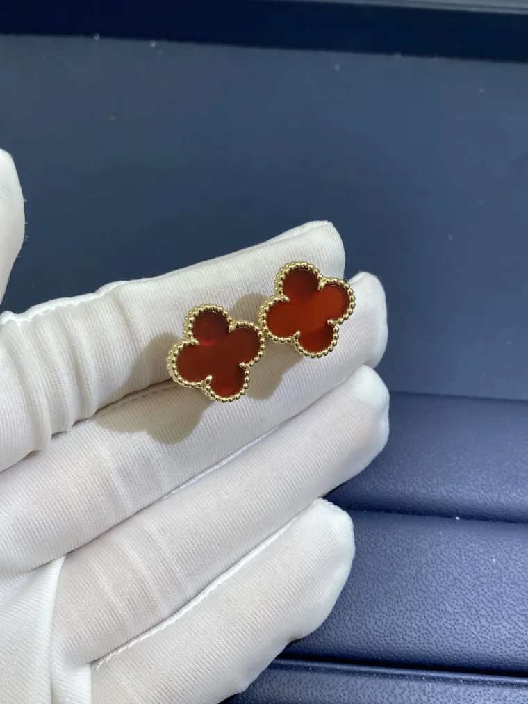 Van Cleef & Arpels Серьги с красным агатом в форме четырехлистника