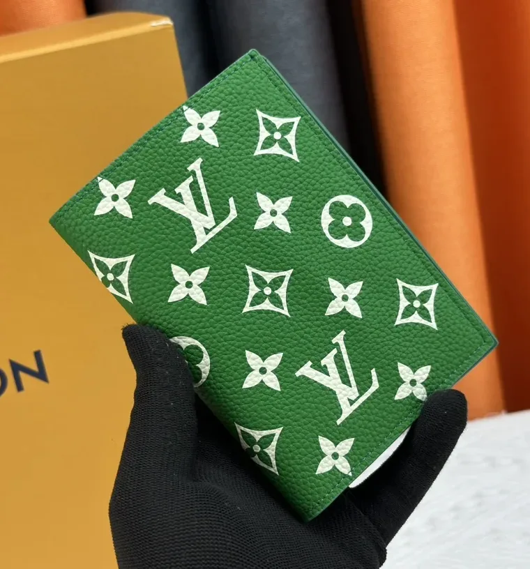 Louis Vuitton Обложка для паспорта