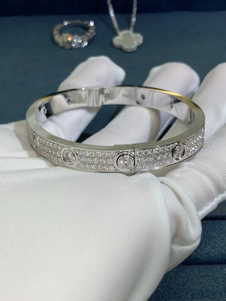 Cartier Широкий браслет Love из белого золота с бриллиантовым паве