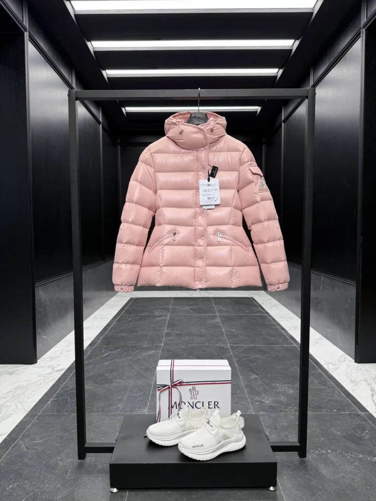 Moncler Розовый приталенный пуховик Barante с капюшоном