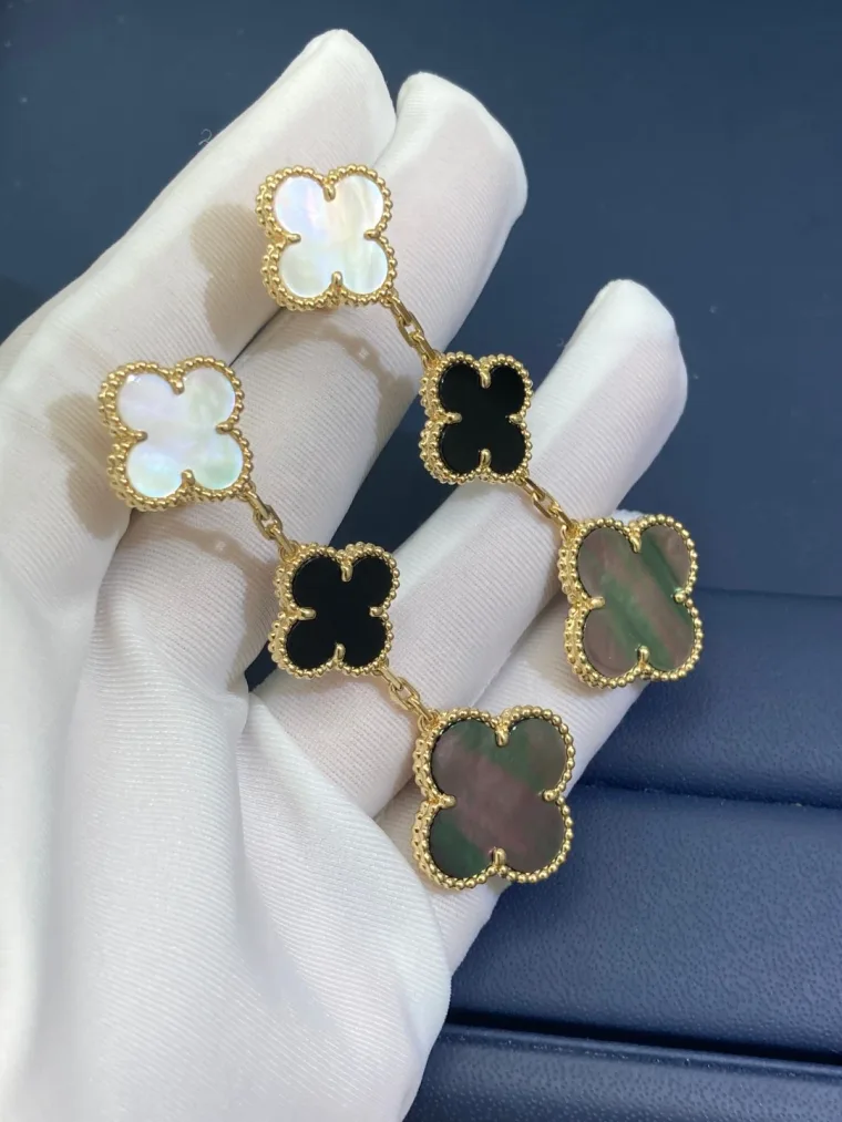 Van Cleef & Arpels Серьги-четырёхлистники из жёлтого золота с перламутром и ониксом