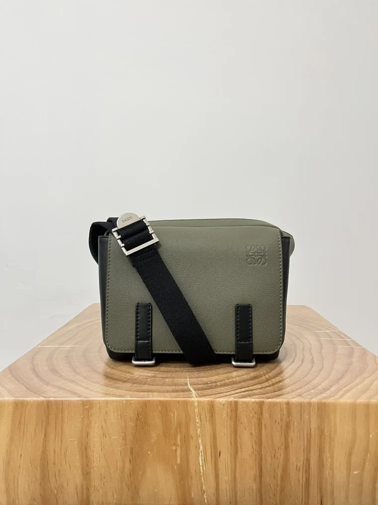 Loewe Зелёная сумка-мессенджер Military XS с чёрными деталями