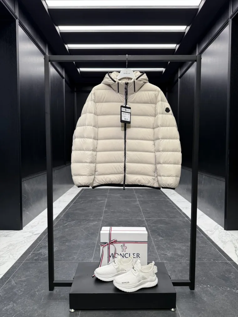 Moncler Светло-бежевый стёганый пуховик с капюшоном и чёрным патчем на рукаве