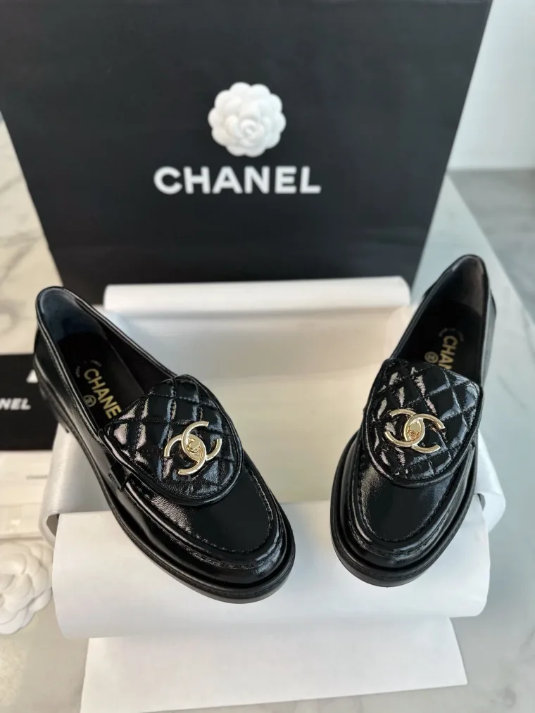Chanel Чёрные лакированные лоферы со стёганым клапаном CC