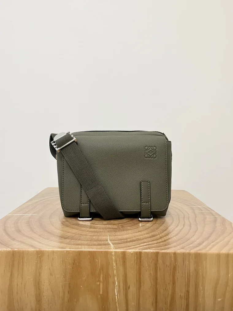Loewe Оливковая сумка-мессенджер Military XS с тиснёной анаграммой