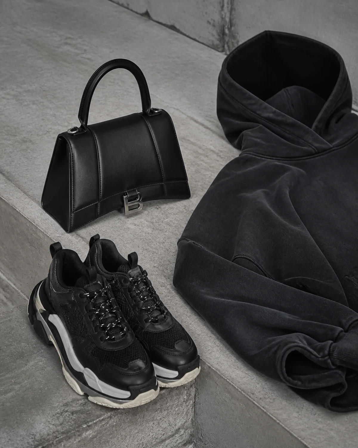 Подборка знаковых вещей Balenciaga: сумка, худи и кроссовки