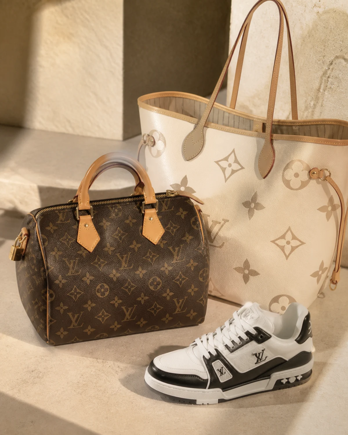 Подборка знаковых вещей Louis Vuitton: две сумки и кроссовки